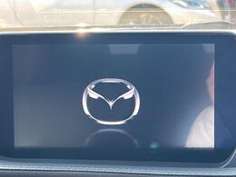 【マツダコネクトナビ】車内の雰囲気にマッチした一体型タイプのナビ。各種車輌設定やBluetooth再生等、様々な機能が楽しめます。直感的なダイヤル操作が可能で、使い勝手も良好です。