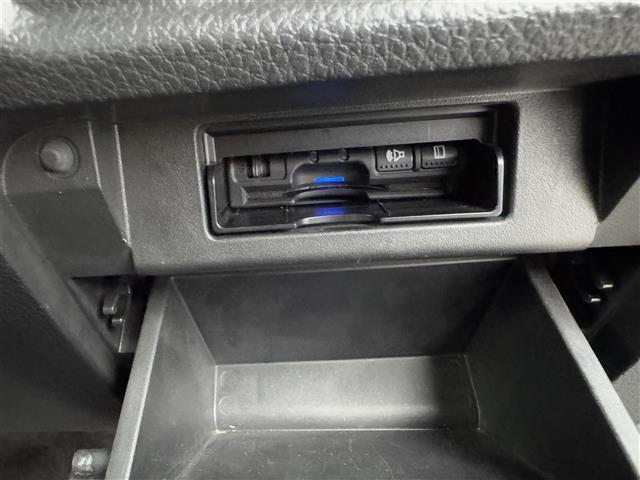 【ETC】有料道路を利用する際に料金所で停止することなく通過できる、ETC車載器（ノンストップ自動料金収受システム機器）が装備されています。セットアップを行うことで利用可能になります。