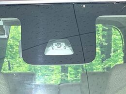 【スマートアシスト】走行中に前方の車両等を認識し、衝突しそうな時は警報とブレーキで衝突回避と被害軽減をアシスト。より安全にドライブをお楽しみいただけます。
