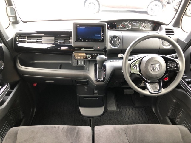 【インパネ全体】手が届きやすく、どなたでも運転しやすいです。シンプルで使いやすい設計になっています！