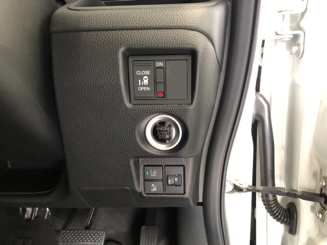 【片側電動スライドドア】リモコンや運転席のスイッチ操作のほか、ドアハンドルを少し引くだけでリアドアが自動開閉します♪