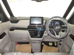 【内装】専任のスタッフが車内を隅々までクリーニング。清潔で綺麗なお車をお届けできるよう一層心掛けております。