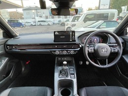 ステアリングリモコンがついていますので、音量やチャンネルを手元で操作することができます。