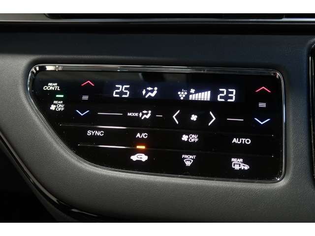 オートエアコンは左右席で独立温度コントロールが可能です。運転席はキンキンに冷やして助手席はマイルドにと言った設定が可能です☆暑さ寒さでケンカすることもなくなりますね♪