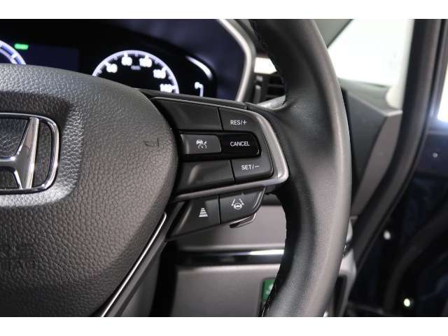 Hondaセンシングの機能のひとつ、アダプティブクルーズコントロール付！アクセルから足を離しても設定したスピードと前車との車間を保ち走行してくれます！車線維持もアシスト☆高速道路で疲労軽減ですね☆