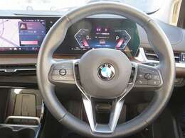 ◆インスツルメントパネルやインテリアトリムなどは、調和しなが洗練された室内を作り上げ、スイッチ類によって、優れた操作性をも実現。ドライバーの視線や動線を考え、人間工学に基づきデザインされています◆