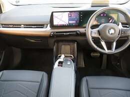 ◆インスツルメントパネルやインテリアトリムなどは、調和しなが洗練された室内を作り上げ、スイッチ類によって、優れた操作性をも実現。ドライバーの視線や動線を考え、人間工学に基づきデザインされています◆