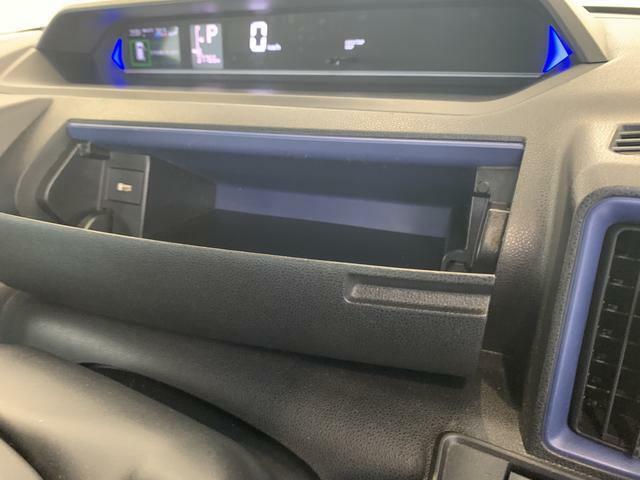 運転席アッパーボックスにはUSBソケットが付いています。