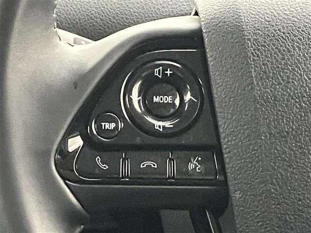 運転中、オーディオの操作をしてて、ハッとしたことはありませんか？ステアリングスイッチは、運転中でもハンドルでオーディオの操作が可能です。安全なドライブをサポートします。