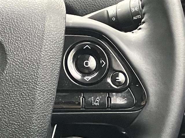 前方の車との車間を設定し、スピードを上げたり緩めたりを自動で行ってくれる追尾式の「レーダークルーズ」。上級装備の一つです！高級車にしかつかない嬉しい機能です。