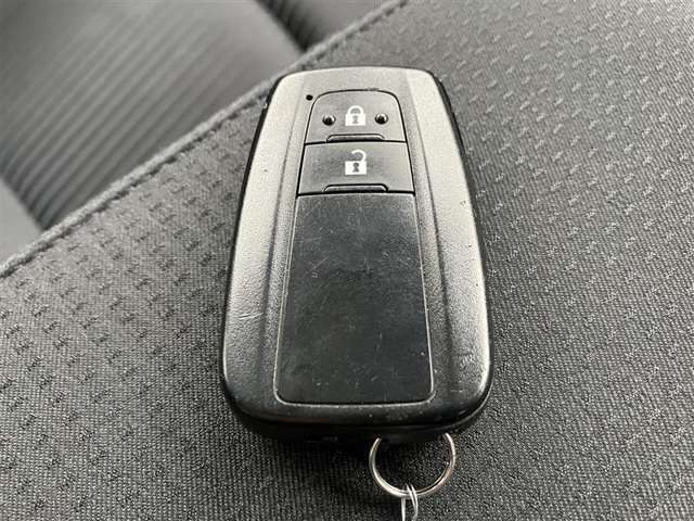 ドアの開閉時、両手が荷物で塞がっている時はキーレスでのカギの解除が大変ですよね。スマートキーはポケットやバッグに入れておけば、ノブに触れただけでロックの解除が可能です。とても便利な機能です。