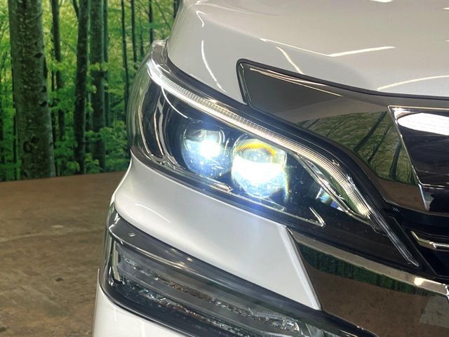 【LEDヘッドライト】悪天候や夜間走行時も良好な視界を確保し安心して運転できる高輝度LEDヘッドライトを装備！点灯速度が早く、消費電力も抑えられています。