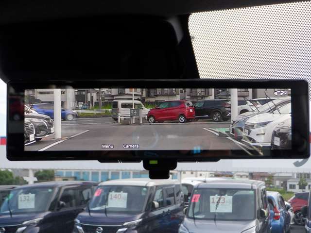 【日産のスマート・ルームミラーは内蔵モニターで後方の状況をクリアな画像で確認でき、通常のルームミラーに切り替えて後席の様子を確認することもできます。
