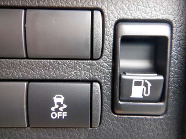 【VDC】運転操作やクルマの速度を検知して、ブレーキやエンジン出力の制御を 自動的に行い、滑りやすい路面やカーブを曲がるときや障害物を回避するときにクルマ の横滑りを軽減し、運転に安心感を与えます。
