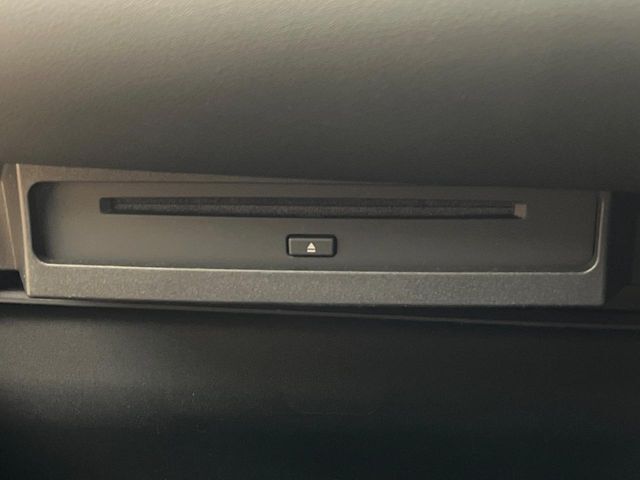 【CD/DVDデッキ】オプションのCD/DVDデッキを搭載。ディスプレイオーディオでエンタメをお楽しみいただけます。