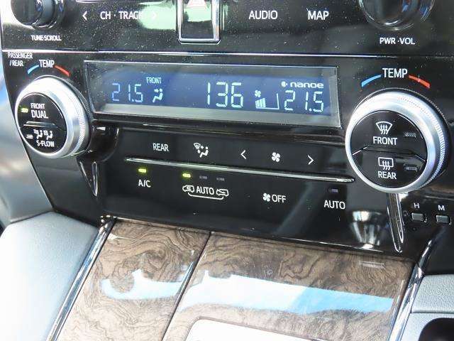 デュアルオートエアコン搭載☆運転席と助手席でエアコンが独立しているのでドライバーも同乗者もより快適にドライブができます♪