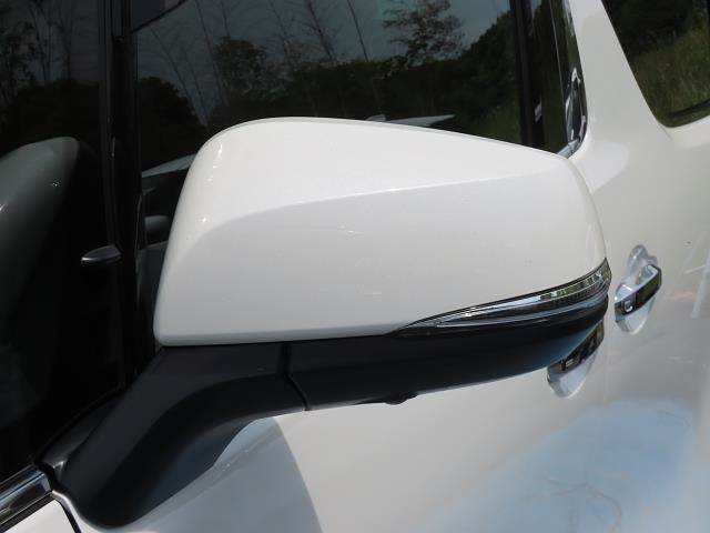 駐車時に便利なオート電動格納式ミラー！ドアの施錠・解錠に連動してドアミラーが自動で格納・復帰するので乗り降りの際にミラー操作の手間が省け便利です！