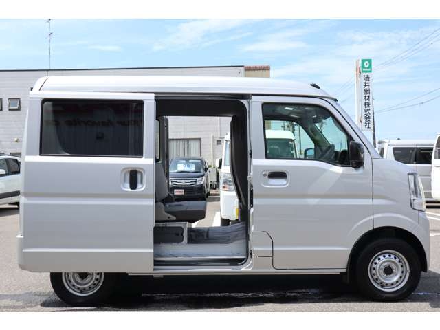 荷物の出し入れラクラク。両側スライドドア☆