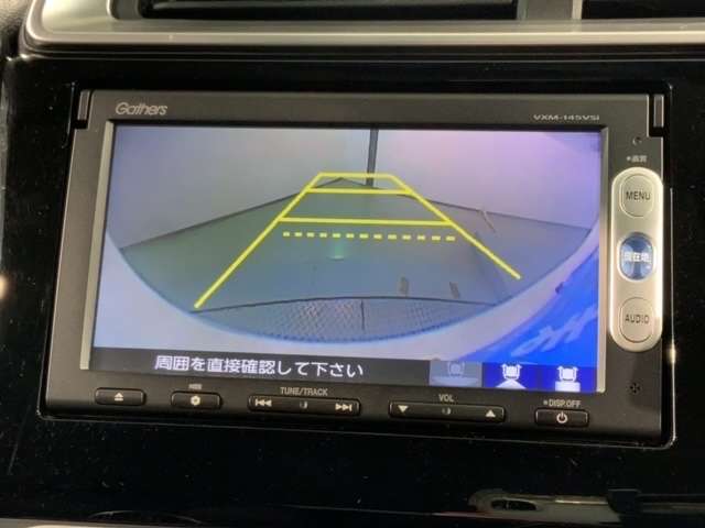 リバースギアに入れるだけで後方の表示へ切り替わります。夜間や雨の日の駐車も楽になりますよ。