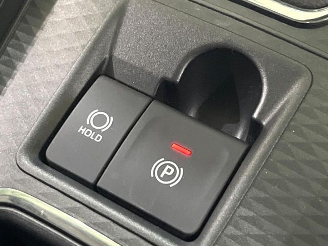 【電動パーキングブレーキ】パーキングブレーキは便利な電動式！ボタン一つで操作でき、アクセルを踏めば自動で解除されます♪レバーやペダルが無いので運転席廻りもすっきりしますね♪