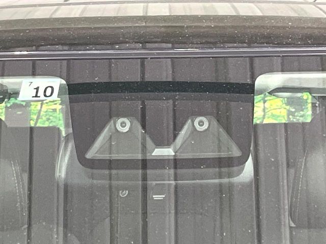 【スマートアシスト】走行中に前方の車両等を認識し、衝突しそうな時は警報とブレーキで衝突回避と被害軽減をアシスト。より安全にドライブをお楽しみいただけます。