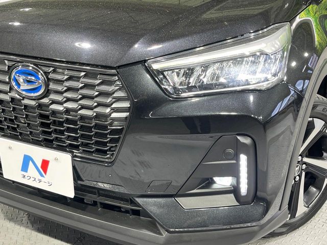 【アダプティブハイビーム】遠くまで明るく照らすハイビームを先行車や対向車に照射しない様、自動で調整！毎回手動で切り替える必要がなく、夜間走行時のストレスも軽減。安全性向上にも寄与します。