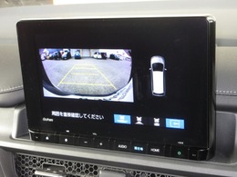バックをするとき自動でリアの様子が映る『リアカメラ』付き！画面で確認しながらバックができますから安心ですね。でも、目視も大切ですよ！安全第一でお願いします！