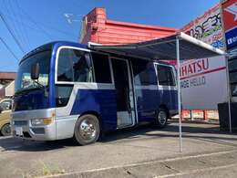組み立てタープが必要ないぐらいの大きな車載タープ