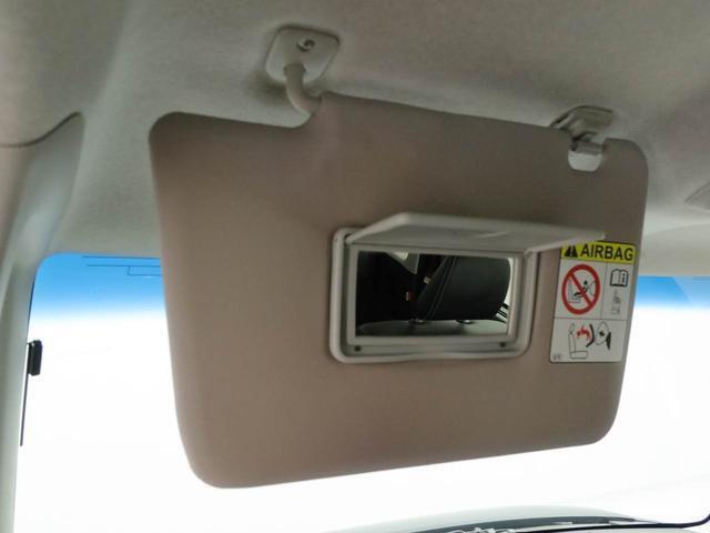 女性には嬉しい、照明付きのミラーが付いたサンバイザーです♪車内でのお化粧直しも出来ちゃいますよ！