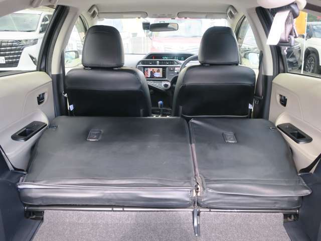 後部座席のシートを倒せば沢山の荷物を載せることができます。