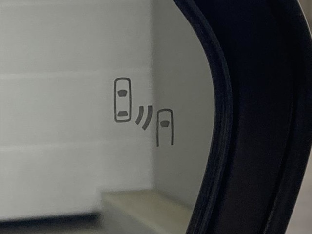 車線変更時の後方確認をアシストしてくれるブラインドスポットモニター！ドアミラーの死角を検知してくれるから車線変更もスムーズです。