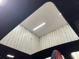 開放感のある人気アイテムの【ムーンルーフ】搭載。