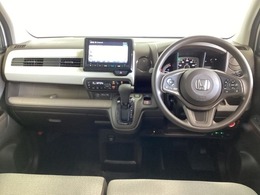 車内は光触媒抗菌消臭施工済です。インパネ周りはスタイリッシュなデザインで機能や装備も充実しています。グローブボックスやカップホルダーのほかにトレーなどたくさんの収納スペースが付いています。