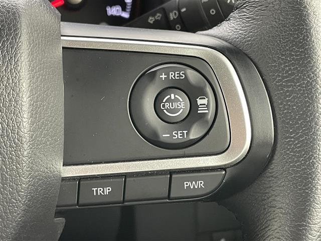 【レーダークルーズコントロール】先行車が停止した時は自車も停止して停止状態を保持、先行車が発進した時はドライバー操作により発進し、追従走行を再開します。