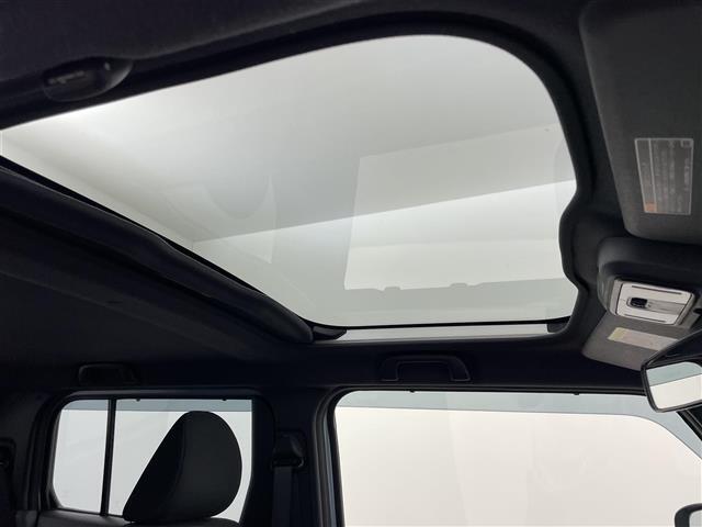 【ガラスルーフ】解放感溢れるガラスルーフ！！車内には太陽の穏やかな光が差し込みます♪