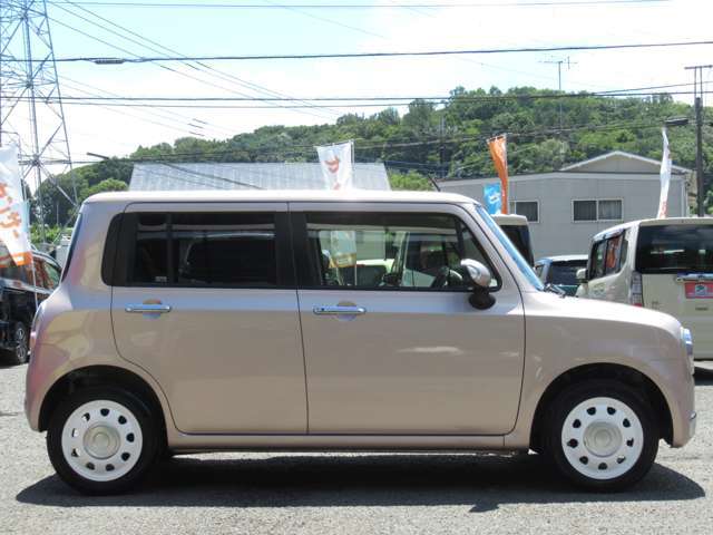 支払総額には、車検の無い車両には新規車検を取得する全ての費用、その他、重量税,自賠責,リサイクル料等の法定費用、整備費用、登録諸費用、無料保証をすべて含んでおります（圏内登録時）