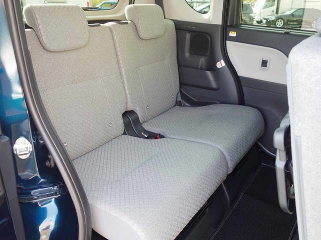 後席シートも充分なスペースを確保しております！チャイルドシートも問題なく設置できるので、ご家族で使用するのにぴったりな軽自動車です♪