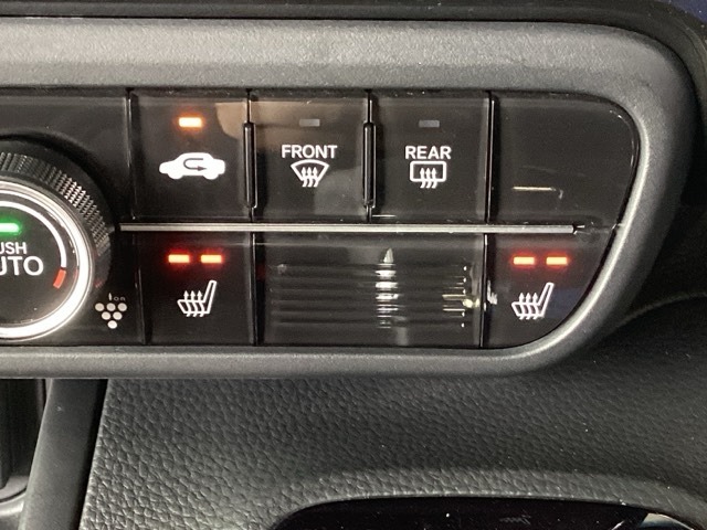 運転席/助手席シートヒーターで寒い日もすぐに温かくなり快適に過ごせます。2段階の温度調整が可能です