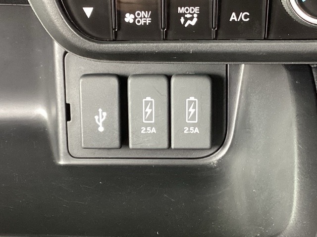 充電用USBジャックが2個ついています。