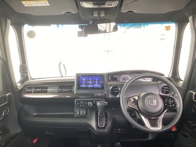 パーキングブレーキはフット式なので運転席と助手席の間はすっきり、移動も楽々です。さっと手が届く位置にATセレクトレバーやエアコンスイッチなどがあり操作性に優れています