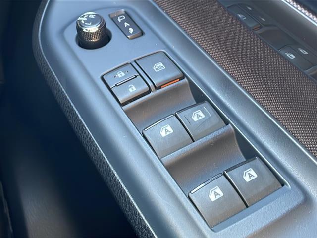 窓操作部の画像です。店舗にて現車の確認もいただけますので、お電話で在庫のご確認の上是非ご来店くださいませ！！！ワクワクするクルマ選びをご提案します！