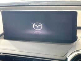 【8.8インチマツダコネクト】車内の雰囲気にマッチした大型のディスプレイ。スマホ接続でのナビ使用やBluetooth再生等、様々な機能が楽しめます。直感的なダイヤル操作が可能で、使い勝手も良好です。