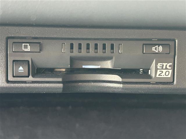 有料道路を利用する際に料金所で停止することなく通過できる、ETC車載器（ノンストップ自動料金収受システム機器）が装備されています。セットアップを行うことで利用可能になります。