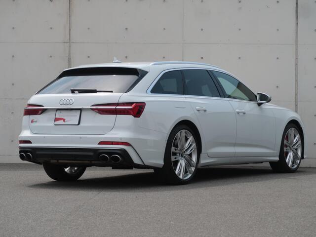 Audiが指定する独自の条件を全て満たした車だけが、認定資格を持つテクニシャンの手による100項目にも及ぶ点検・整備のプロセスを受け、お客様のもとへ届けられます。