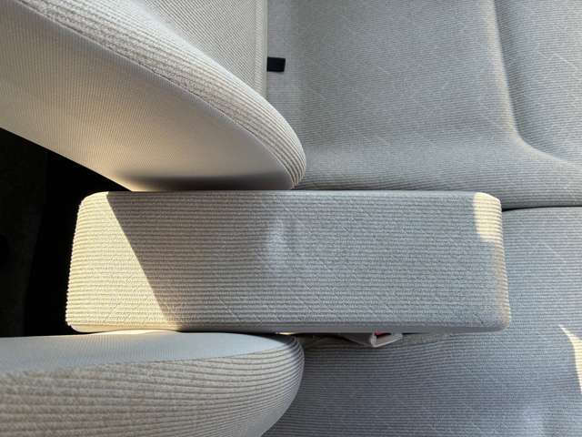 アームレスト装備で長距離運転も快適です！