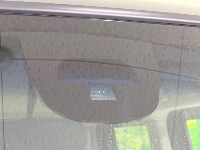 【シティブレーキアクティブシステム】低速走行中に前方の車両等を認識し、衝突しそうな時は警報とブレーキで衝突回避と被害軽減をアシスト。より安全にドライブをお楽しみいただけます。