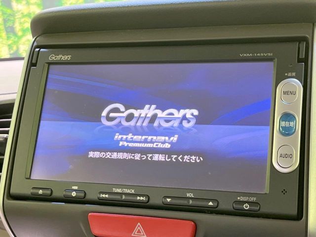 【純正ナビ】人気の純正ナビを装備しております。ナビの使いやすさはもちろん、オーディオ機能も充実！キャンプや旅行はもちろん、通勤や買い物など普段のドライブも楽しくなるはず♪