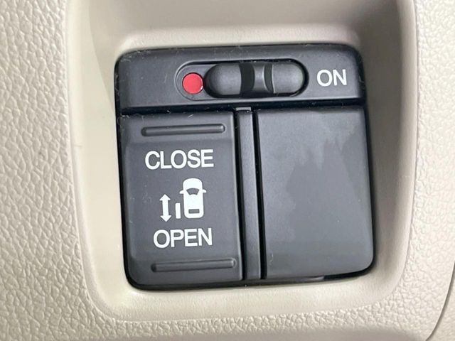 【パワースライドドア】スマートキーや運転席のスイッチでスライドドアの開閉が可能♪電動だから力を入れてドアを開ける必要が無く、小さいお子様でも、重い荷物を持っている時もラクに開け閉めできます♪