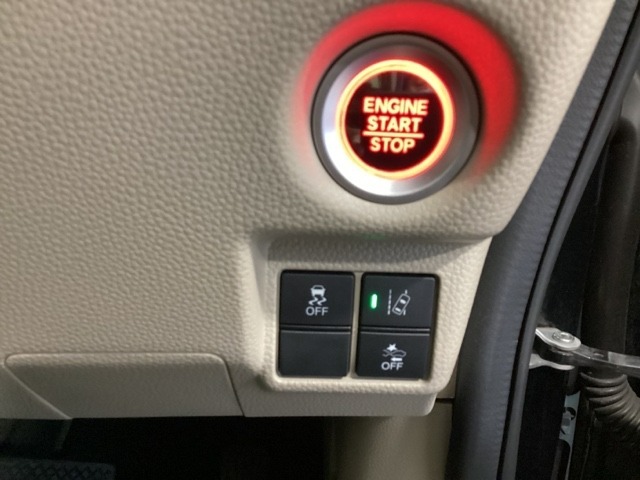 Hondaセンシング用の、VSA（ABS＋TCS＋横滑り抑制）解除とレーンキープアシストシステムのメインスイッチなどはハンドルの右側に装備しています。