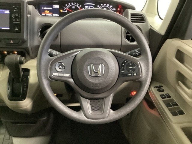 ハンドルにHondaセンシング系のクルーズコントロールやレーンキープアシストなどのスイッチと、オーディオの操作スイッチが装備されています。ハンドルから手を離さず安全に操作できます。